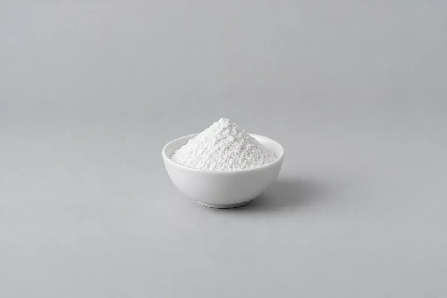 灰色摄影背景上的白色阻燃添加剂粉末