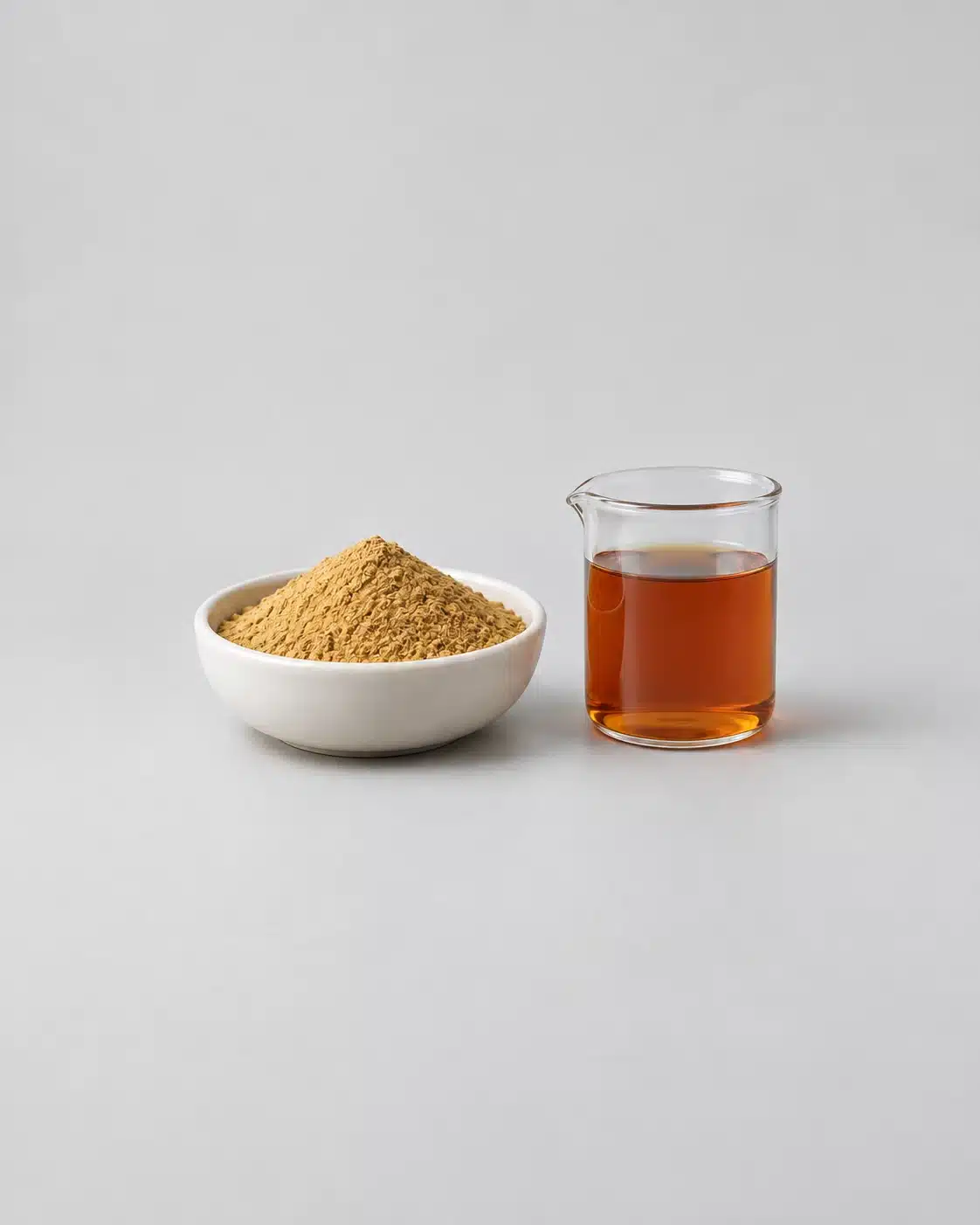 灰色背景上的 Pepaid 氨基酸生物刺激素粉末和液体